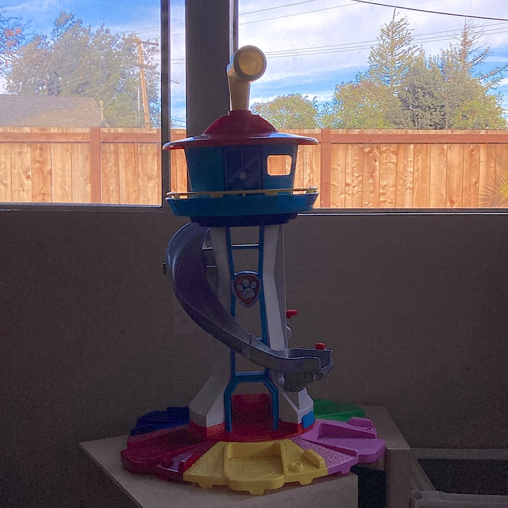 Paw Patrol Look Out Tower in very good condition. No accessories incouded.